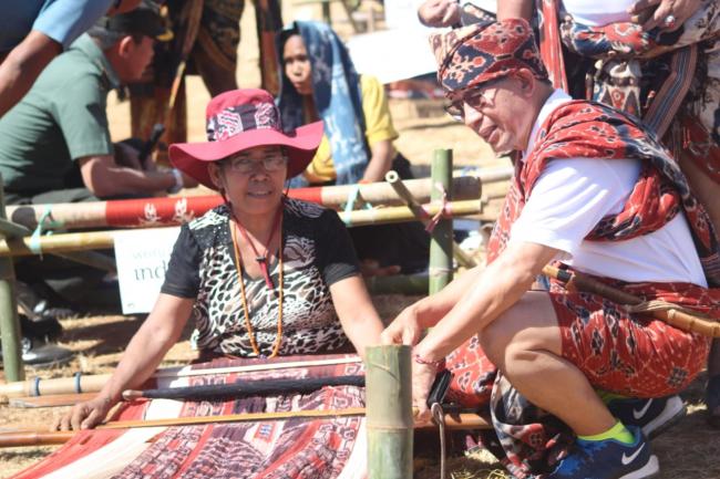 Dengan Pakaian Tradisional, Pitana Buka Festival Tenun Ikat Sumba